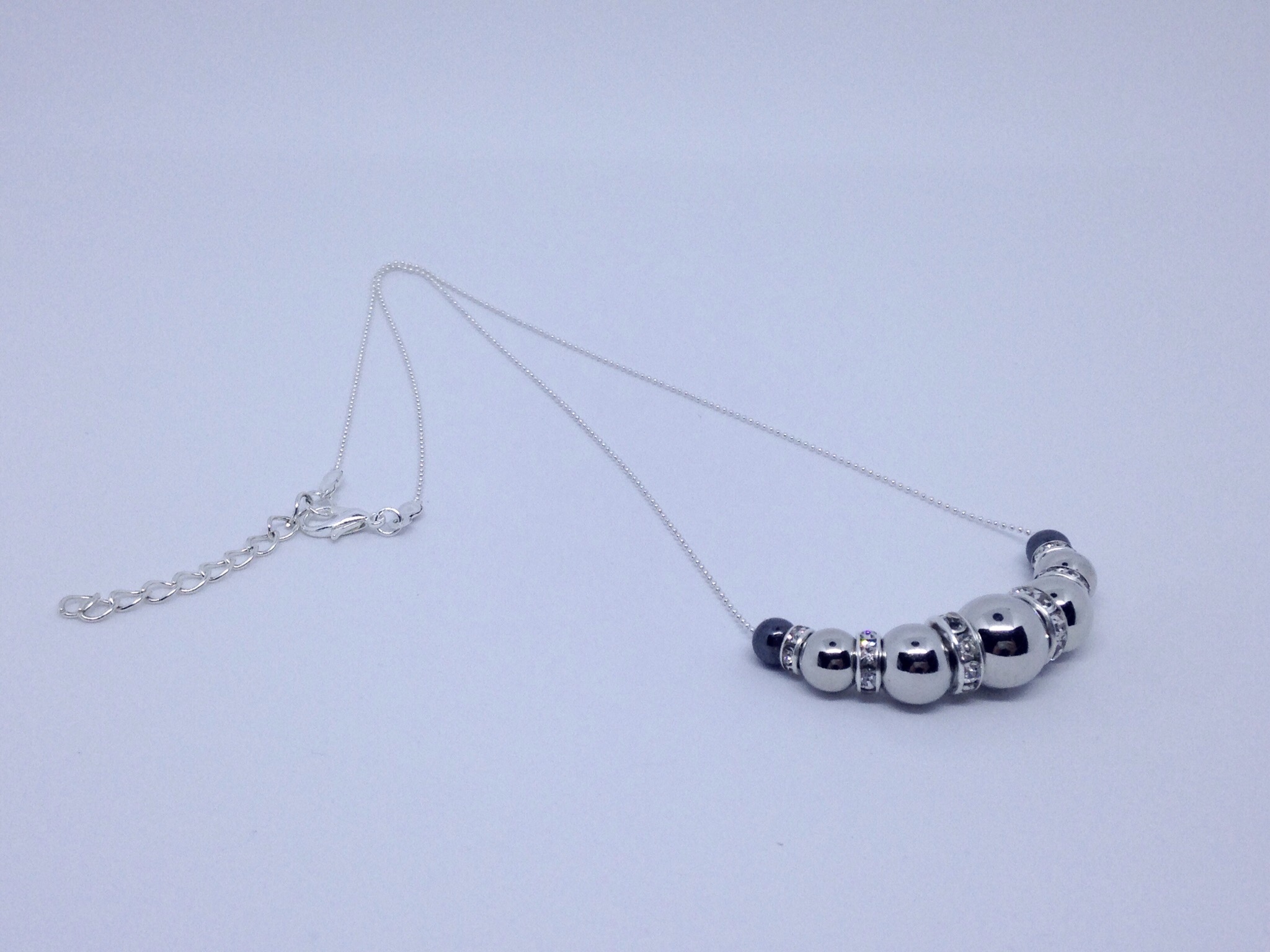 Collier argenté avec des perles miroir et grises