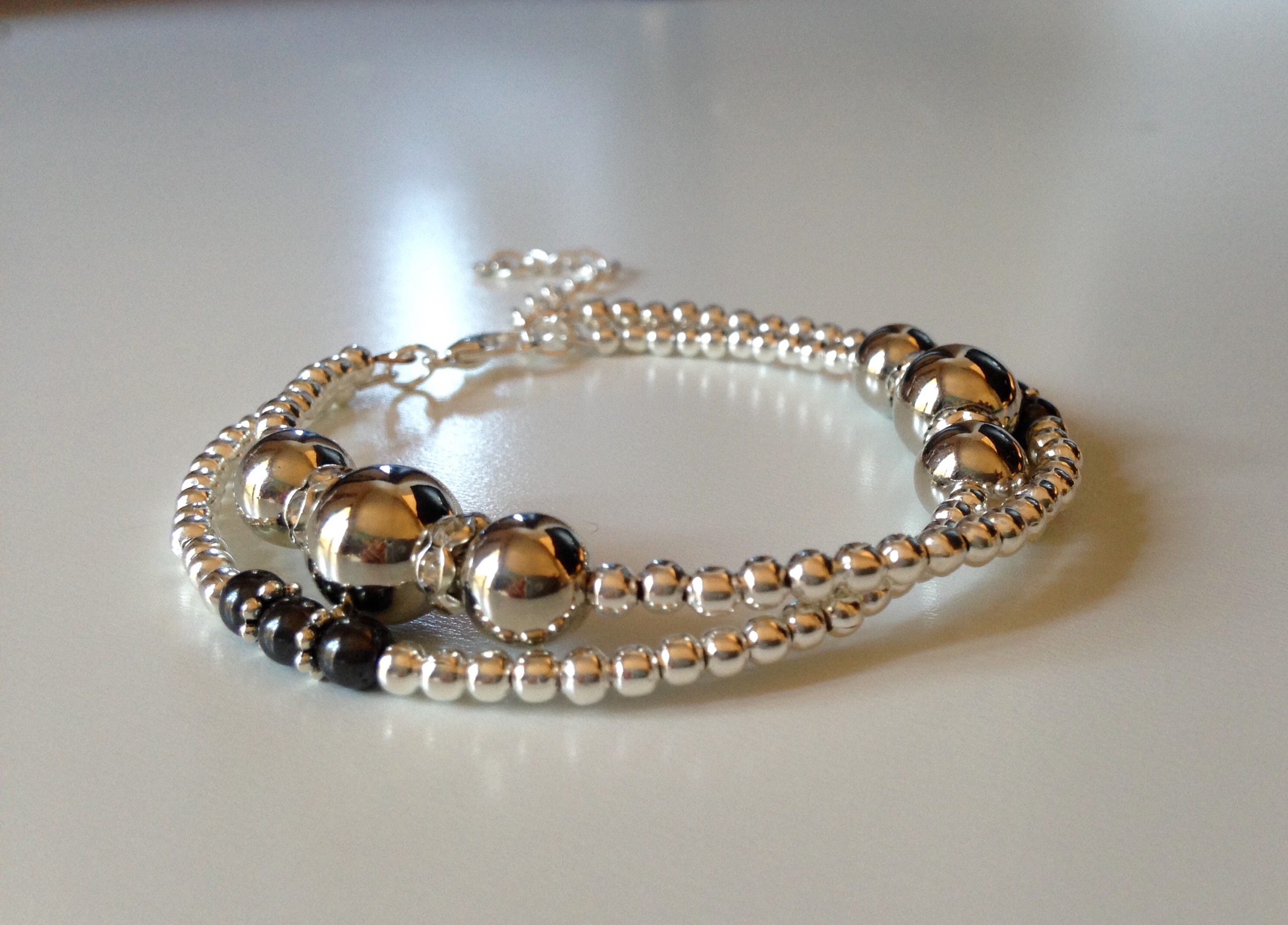 Bracelet double avec perles miroir et entretoises garnies de mini brillants