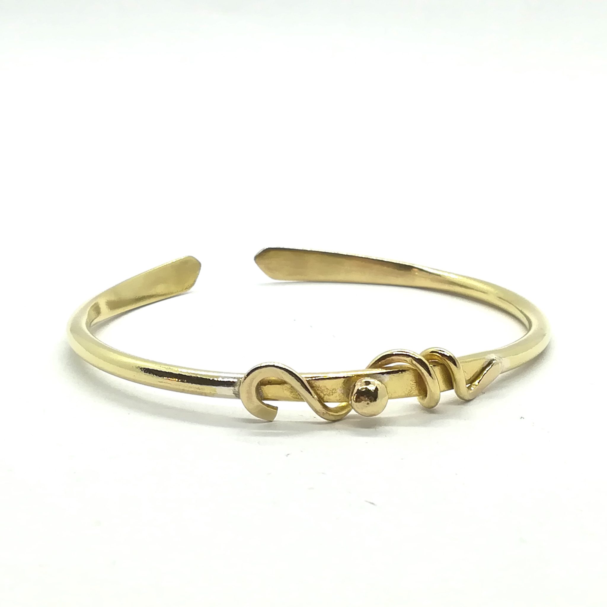 Bracelet. Jonc ouvert en laiton orné d'arabesques 16 cm. Finition lisse. La Forge d'Eos.