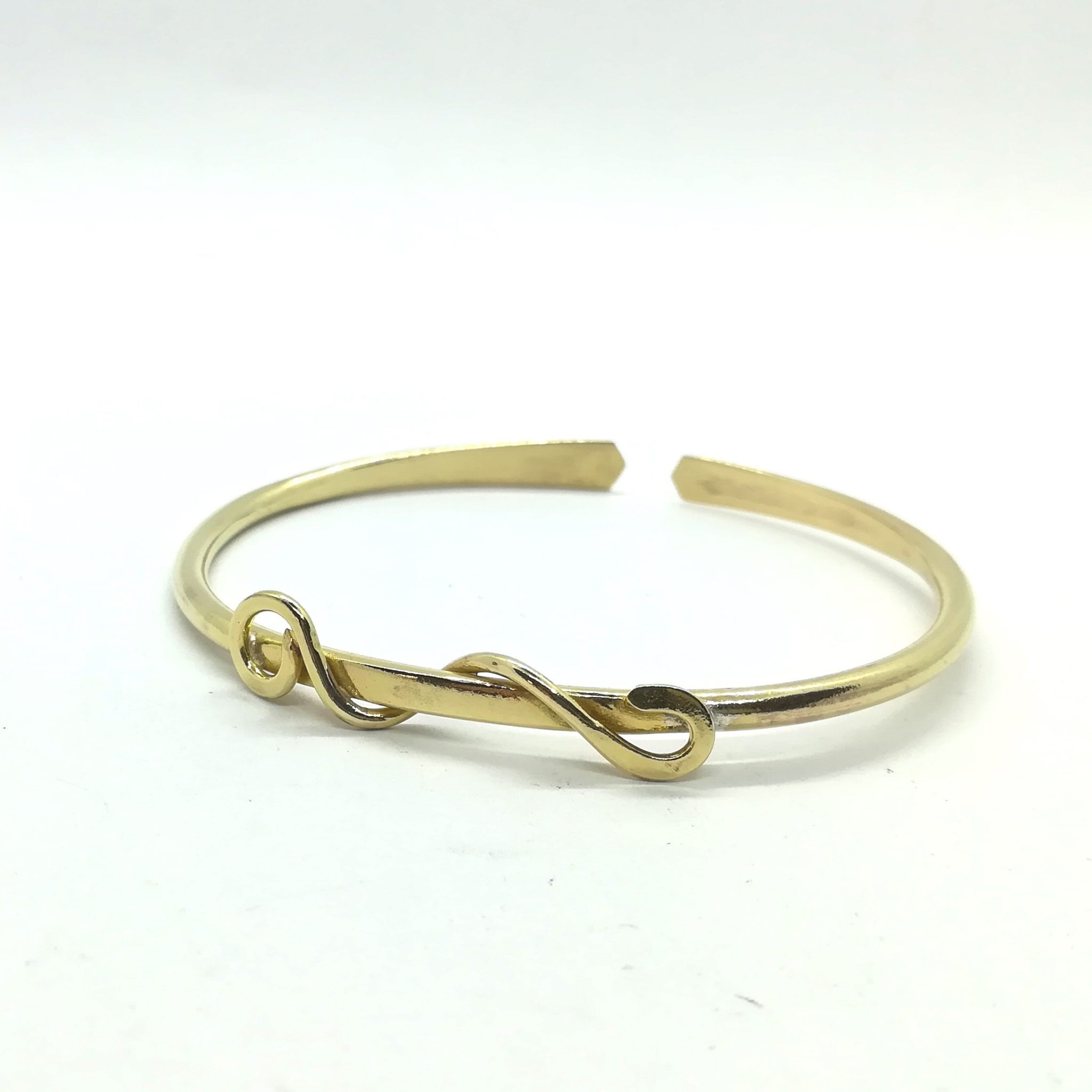 Bracelet. Jonc ouvert en laiton orné d'arabesques 17 cm. Finition lisse. La Forge d'Eos.