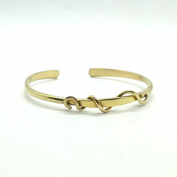 Bracelet. Jonc ouvert en laiton orné d'arabesques 15 cm. Finition lisse. La Forge d'Eos.