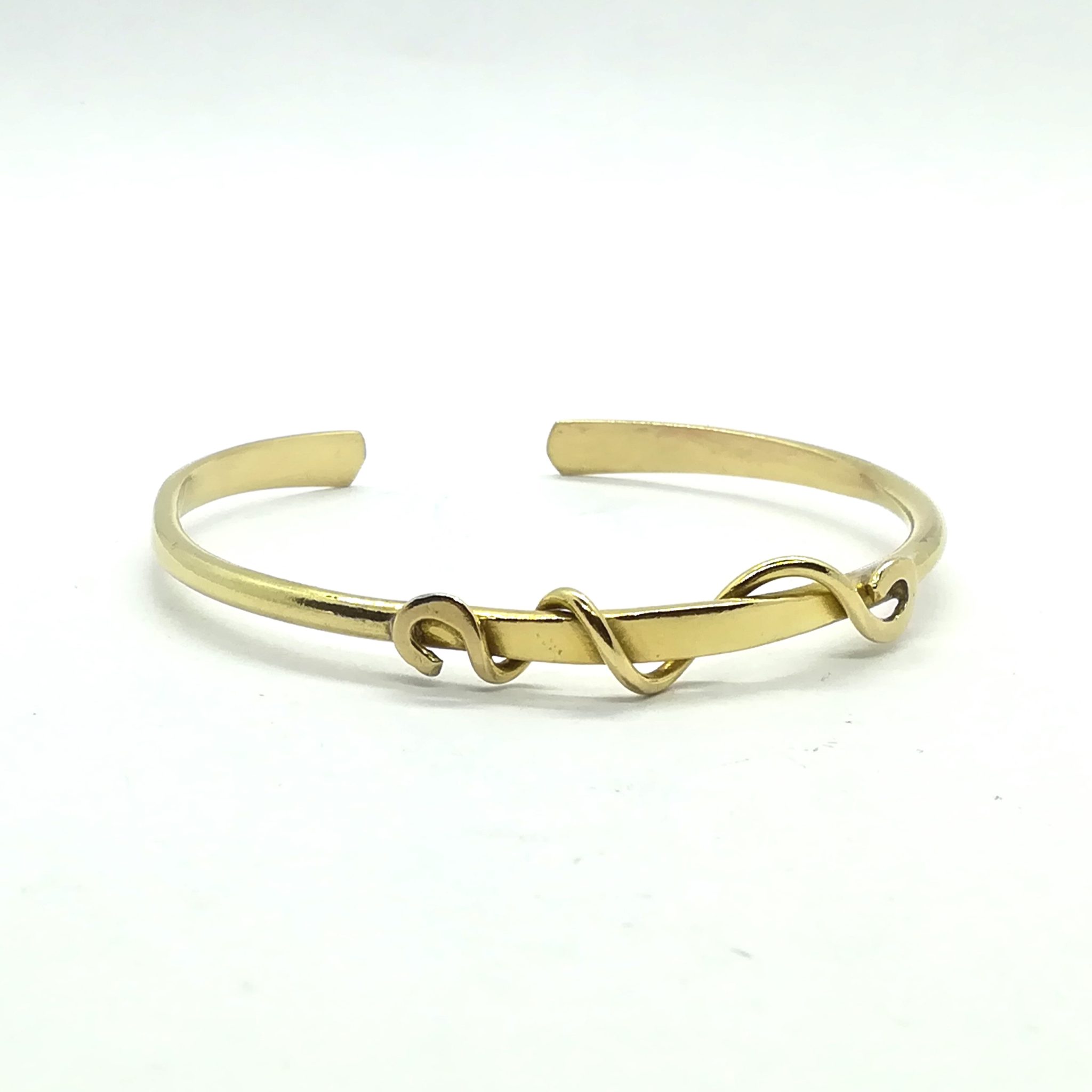 Bracelet. Jonc ouvert en laiton orné d'arabesques 15 cm. Finition lisse. La Forge d'Eos.