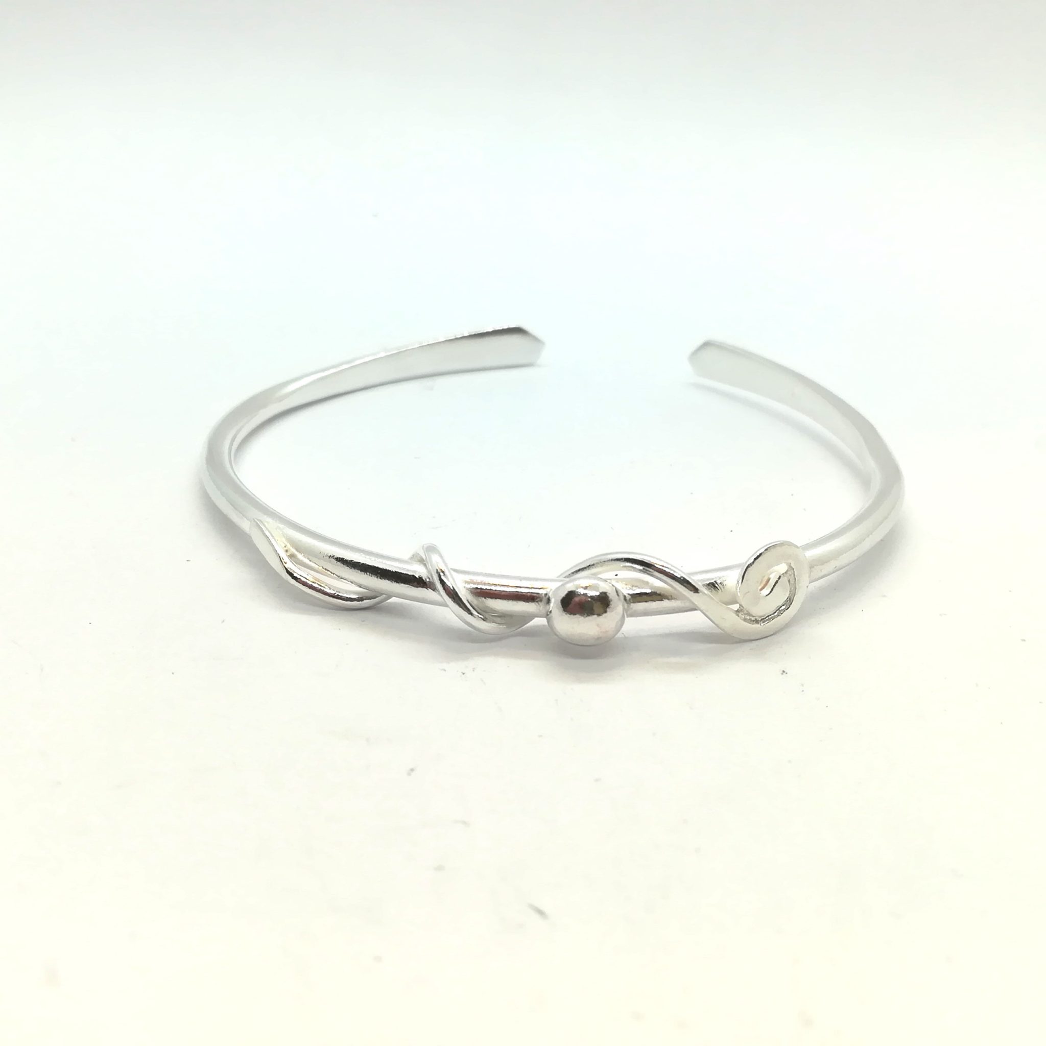 Bracelet. Jonc ouvert en argent massif orné d'arabesques 16 cm. Finition lisse. La Forge d'Eos.