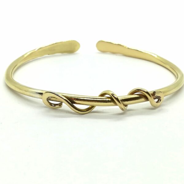 Bracelet. Jonc ouvert en laiton orné d'arabesques. Finition martelée. La Forge d'Eos.