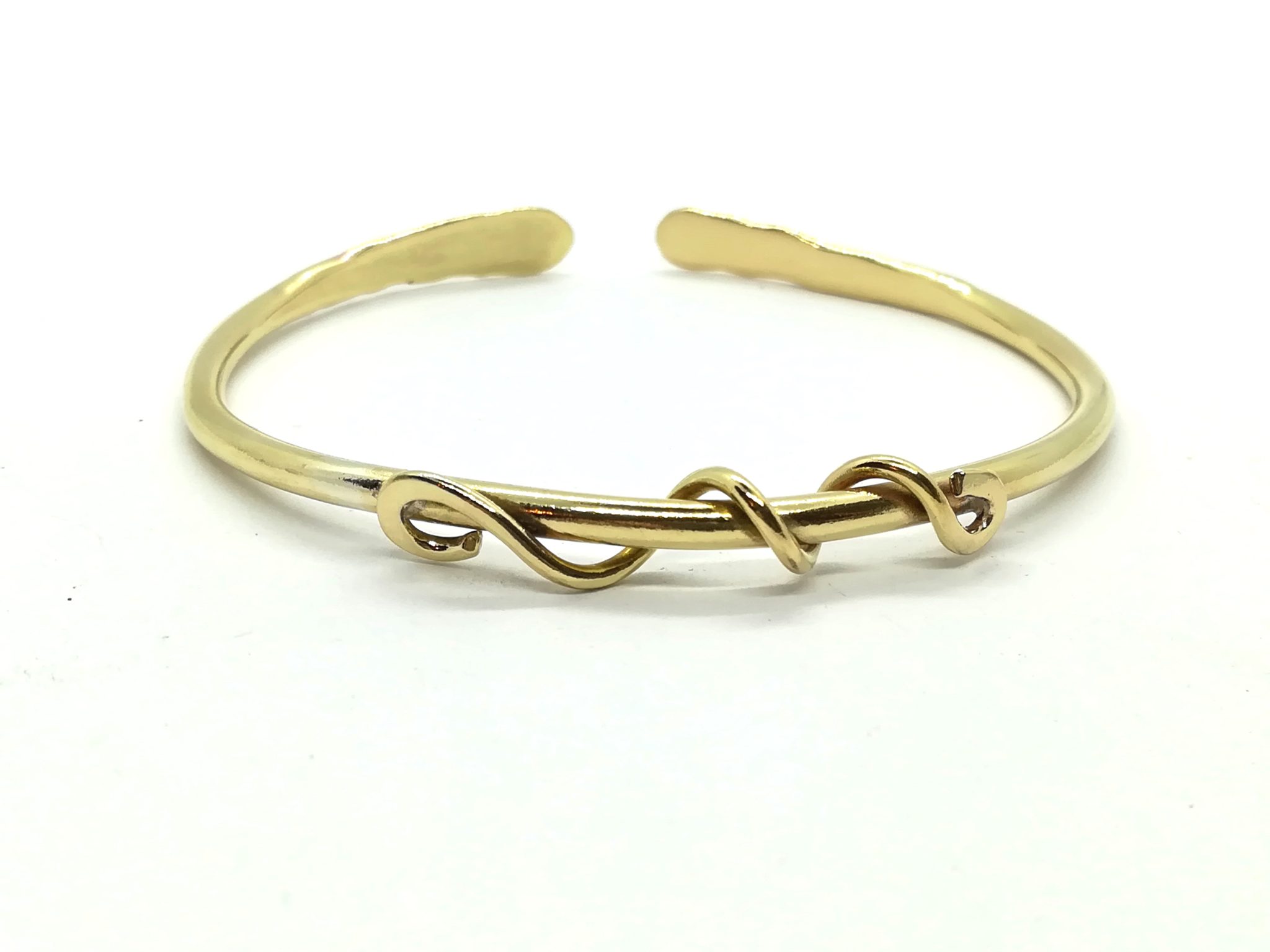 Bracelet. Jonc ouvert en laiton orné d'arabesques. Finition martelée. La Forge d'Eos.