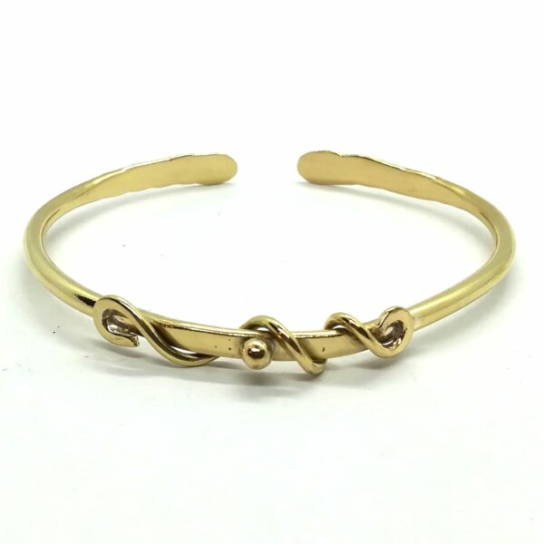 Bracelet. Jonc ouvert en laiton orné d'arabesques. Finition martelée. La Forge d'Eos.