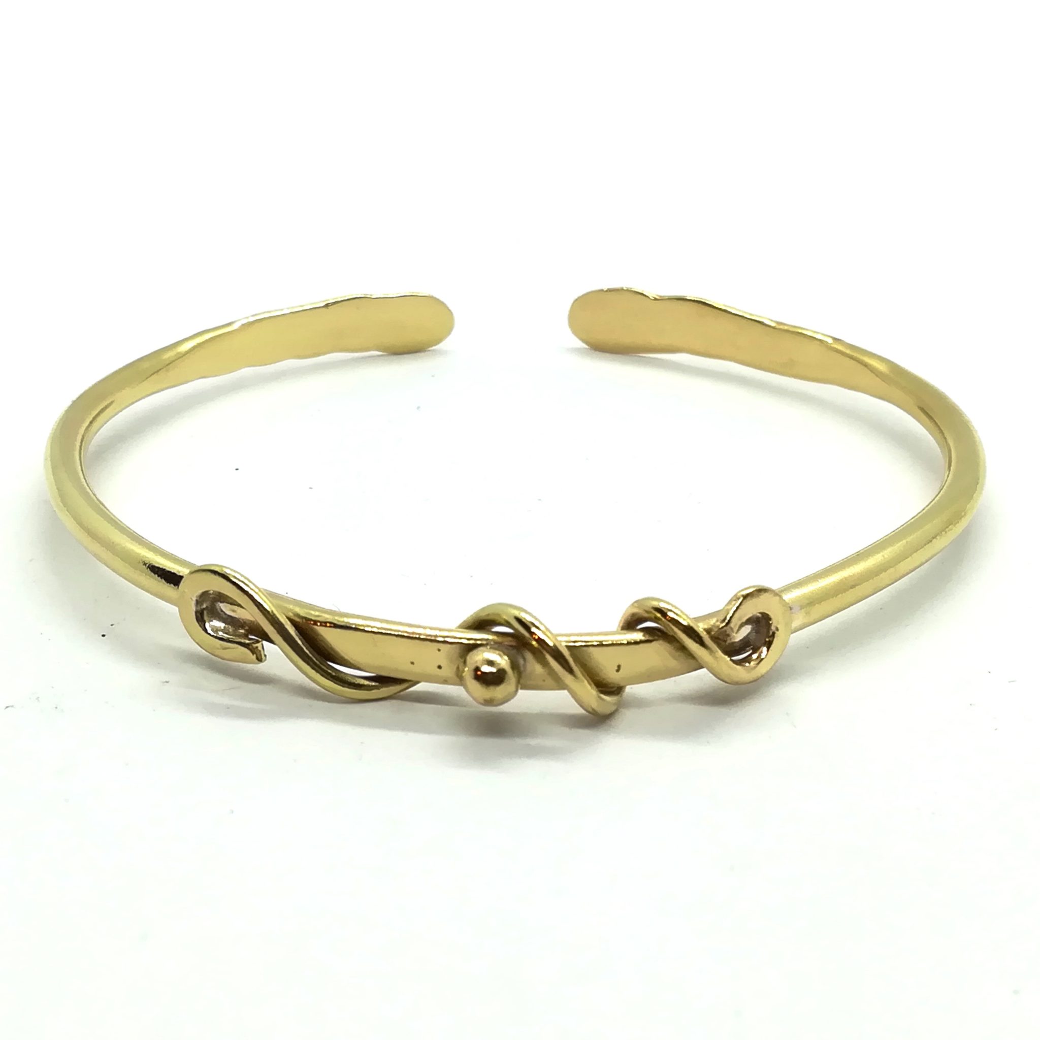 Bracelet. Jonc ouvert en laiton orné d'arabesques. Finition martelée. La Forge d'Eos.