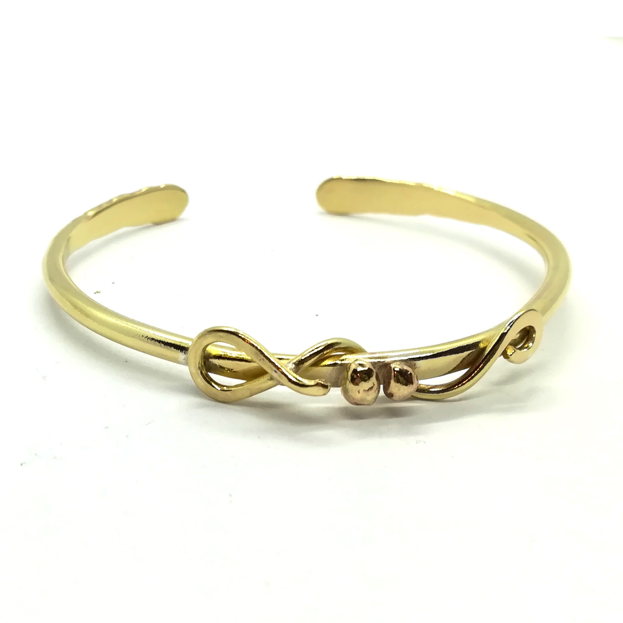 Bracelet. Jonc ouvert en laiton orné d'arabesques. Finition martelée. La Forge d'Eos.